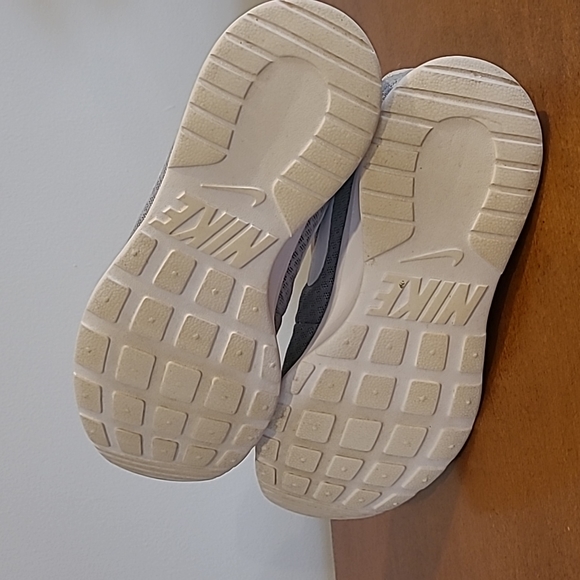 Nike Womens Tanjun Shoe Size 5.5 M - Picture 6 of 6